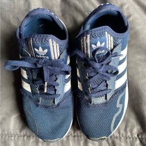⭐️3/$13. 2y Adidas shoes